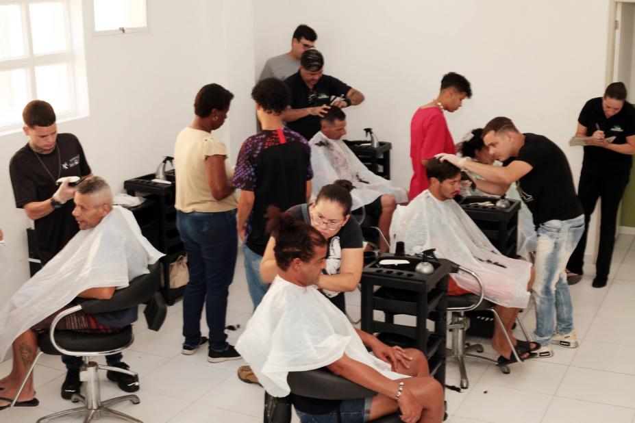 alunos treinam corte de cabe em modelos. #paratodosverem