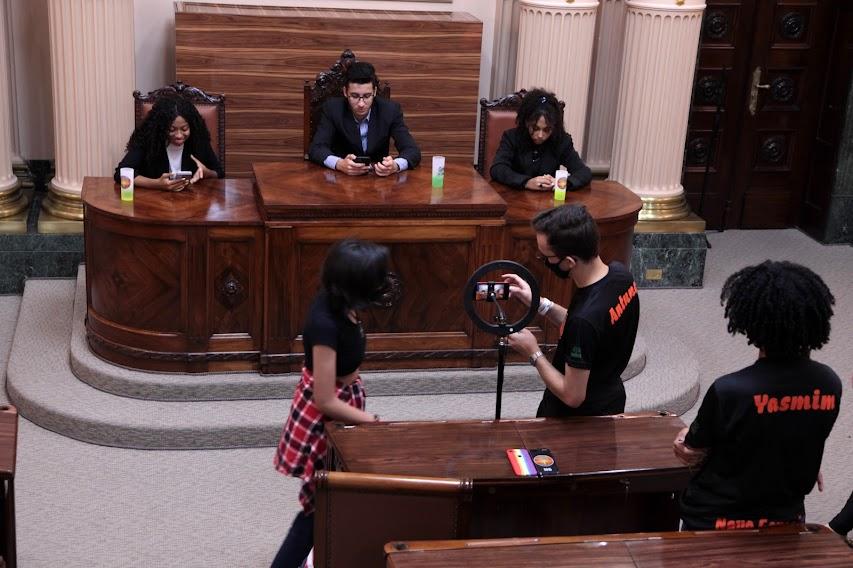 Estudantes apresentam telejornal e outras pessoas filmam em salão na Prefeitura  #paratodosverem