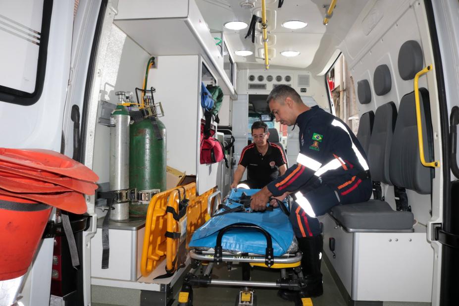 interior de uma ambulância com dois integrantes do samu. #paratodosverem