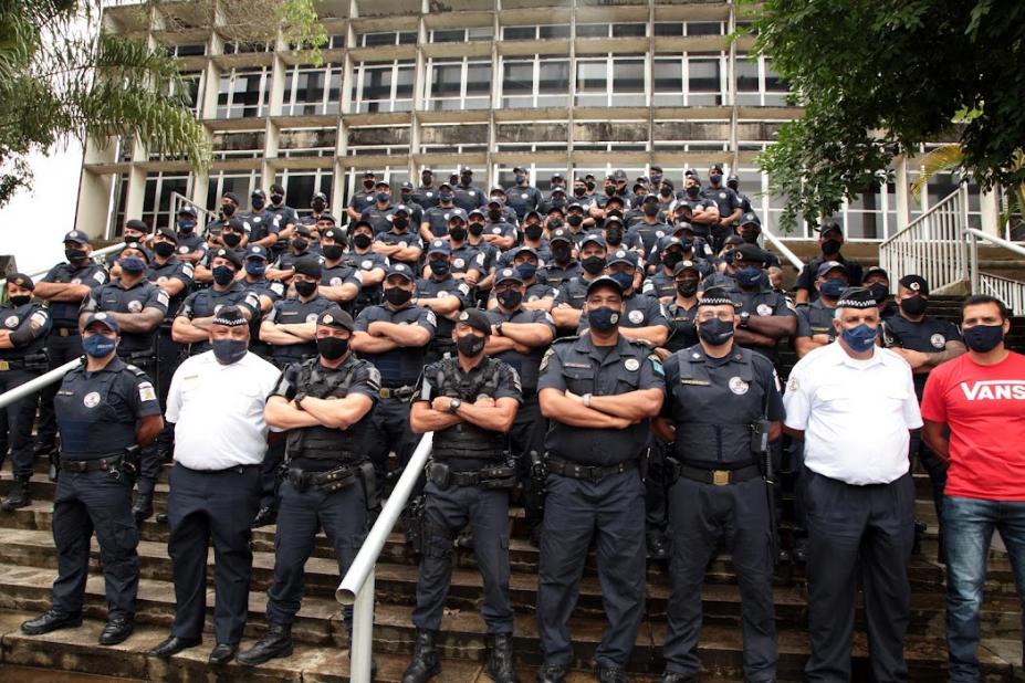 guardas posam para foto em escadaria na frente do teatro #paratodosverem