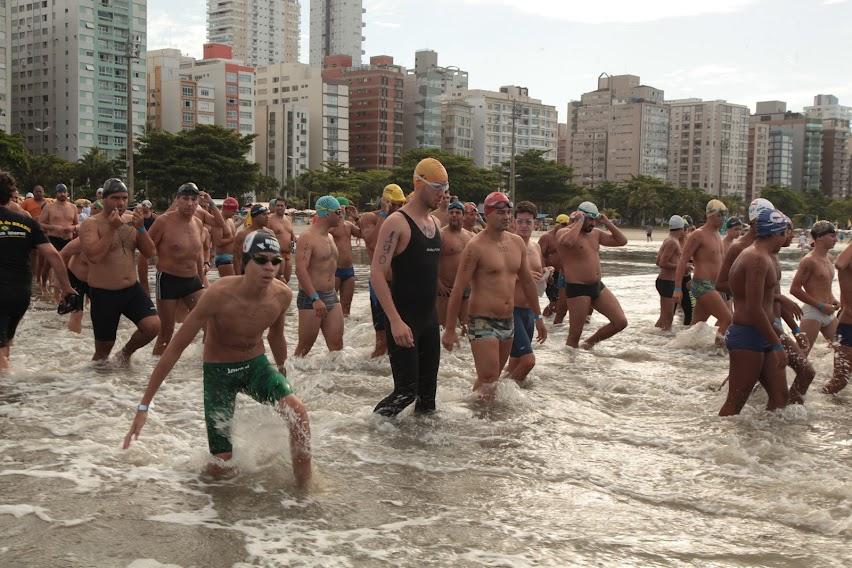 atletas na beira do mar iniciando competição. #paratodosverem