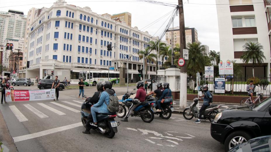 mulheres seguram faixa com dizeres sobre doação de sangue. #paratodosverem