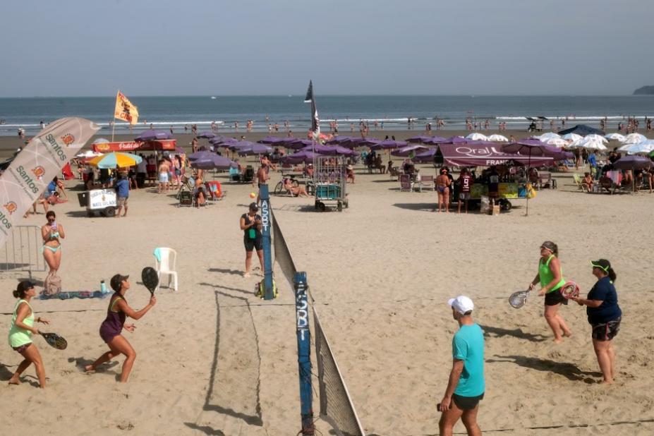 pessoas jogando beach tennis #paratodosverem