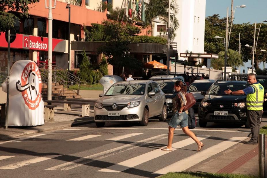 agente estende a mão para mulher atravessar #paratodosverem