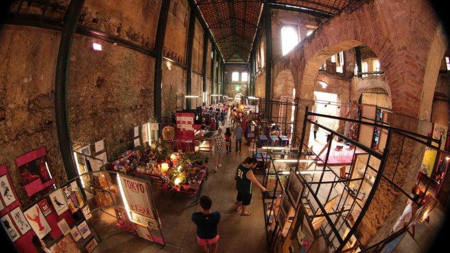 interior de prédio histórico com feira criativa. #paratodosverem