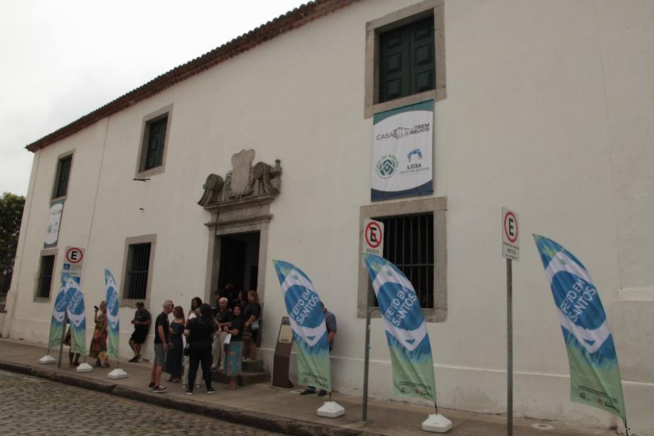 fachada da casa do trem bélico com bandeiras onde se lê feito em santos. #paratodosverem