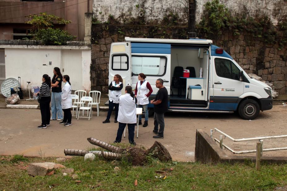 van do consultório na rua com equipe na via. #paratodosverem