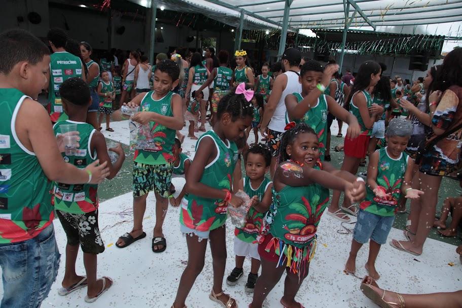 crianças brincam uniformizadas com fantasias de carnaval. #paratodosverem 