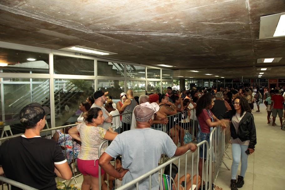 fila de pessoas para comprar ingressos. #paratodosverem 