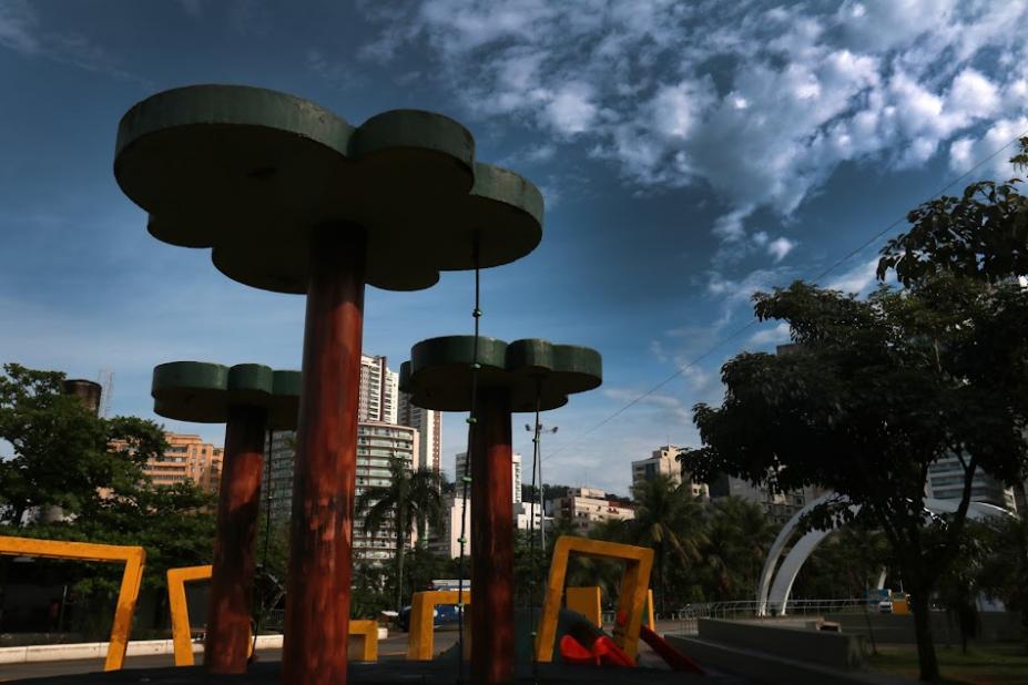 berinquedos no novo quebra-mar e o céuu azul com nuvens. #paratodosverem