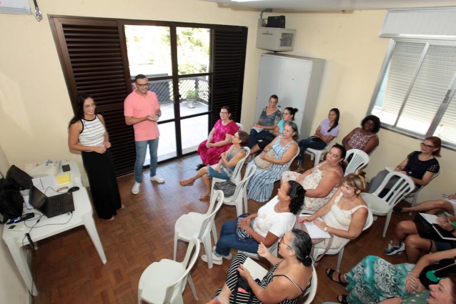 pessoas acompanhando palestra no auditório #paratodosverem 