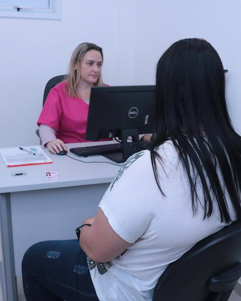mulher é atendida por enfermeira de rosa #paratodosverem 