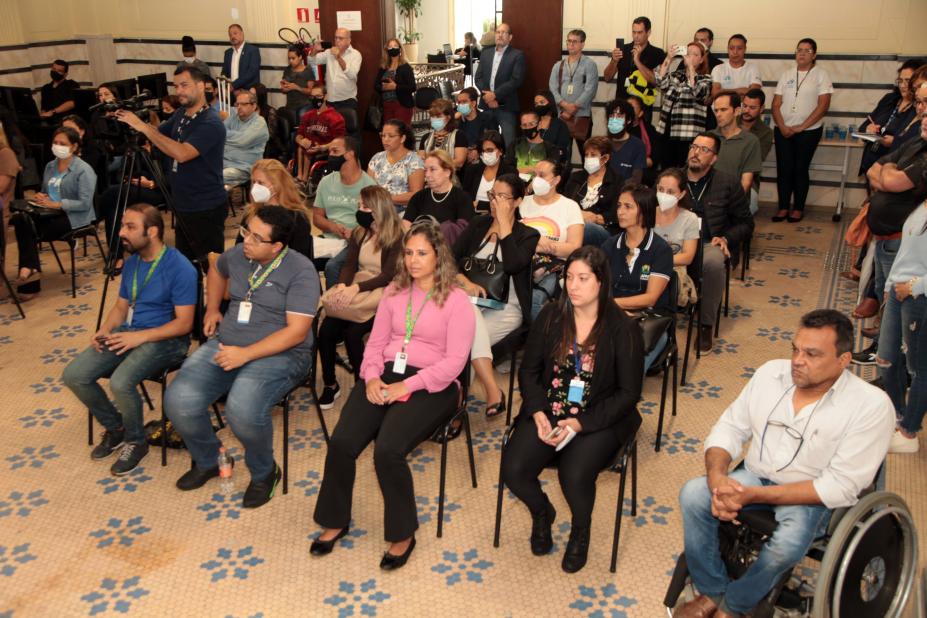pessoas sentadas em uma sala #paratodosverem