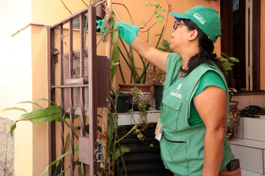 agente uniformizada vistoria plantas em casa. #paratodosverem