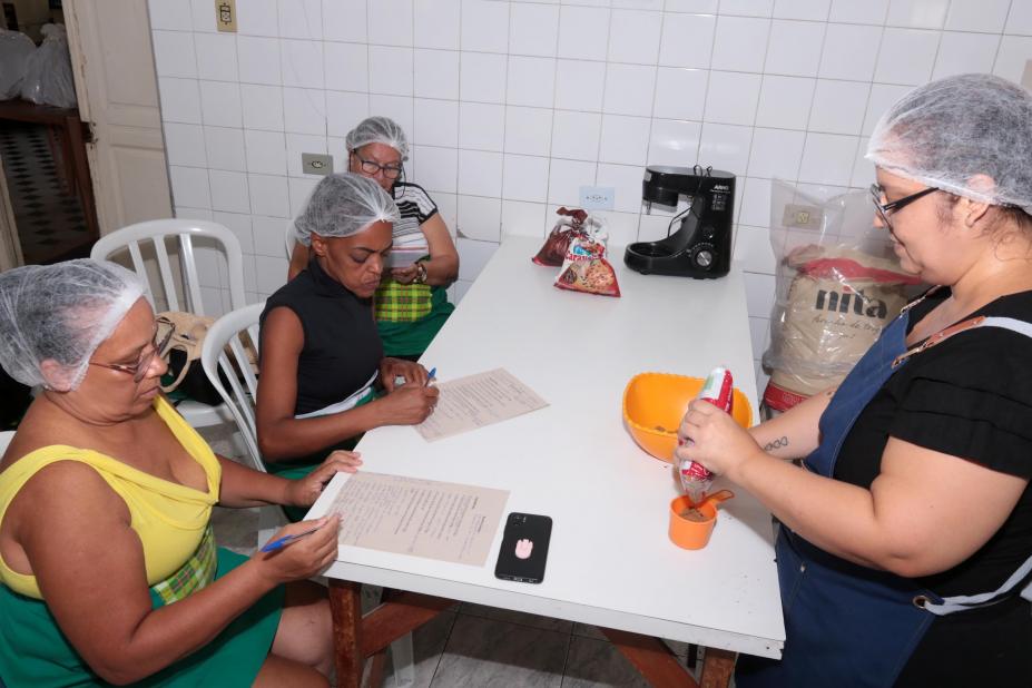 Alunas aprendem no curso da Padaria Artesanal. #Paratodosverem