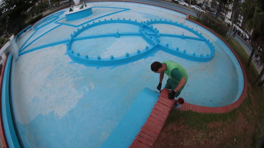 homem trabalhando em um fonte esvaziada. #paratodosverem