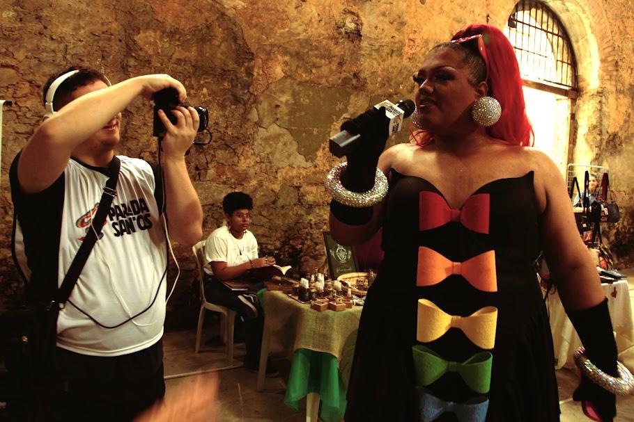 pessoa cantando enquanto é fotografada #paratodosverem