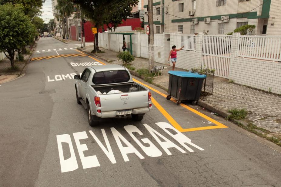 carro passa em cruzamento #paratodosverem