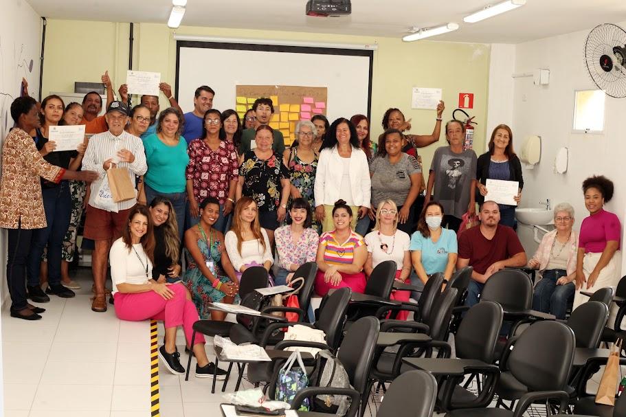 grupo de alunos e outras pessoas na entrega de certificados. #paratodosverem 