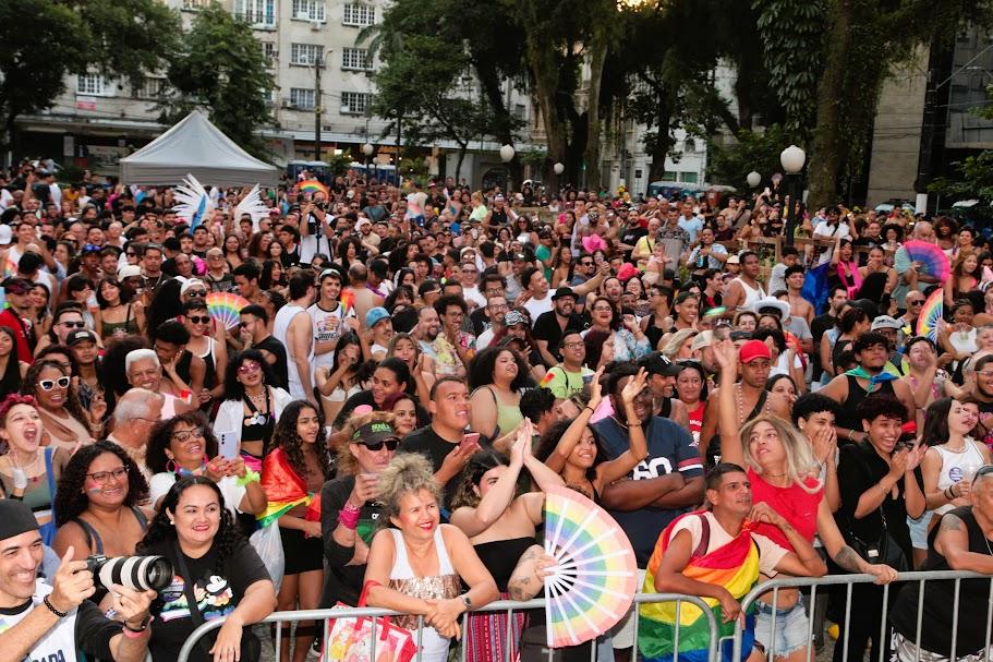 pessoas reunidas em um espaço público #paratodosverem