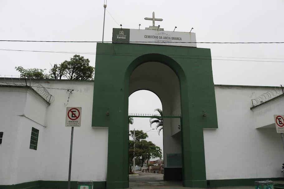 fachada do cemitério da Areia Branca. #paratodosverem