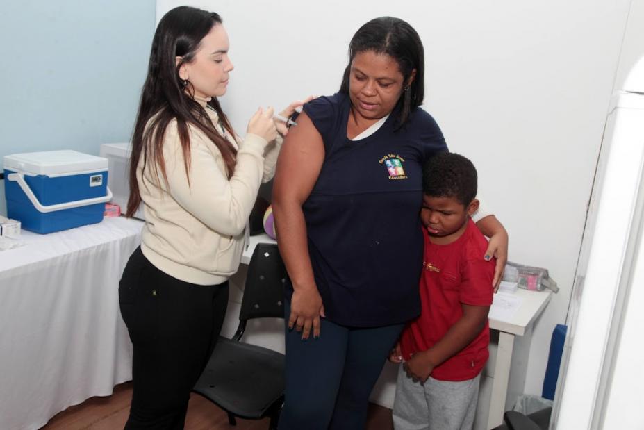 mulher vacina outra mulher abraçada ao filho. #paratodosverem
