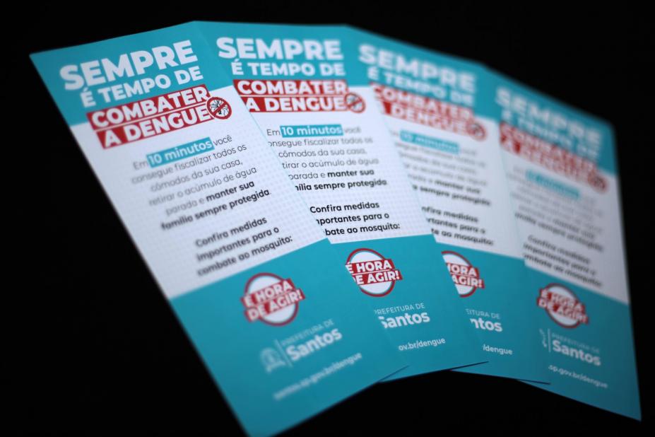 folhetos com orientações de combate à dengue. #paratodosverem