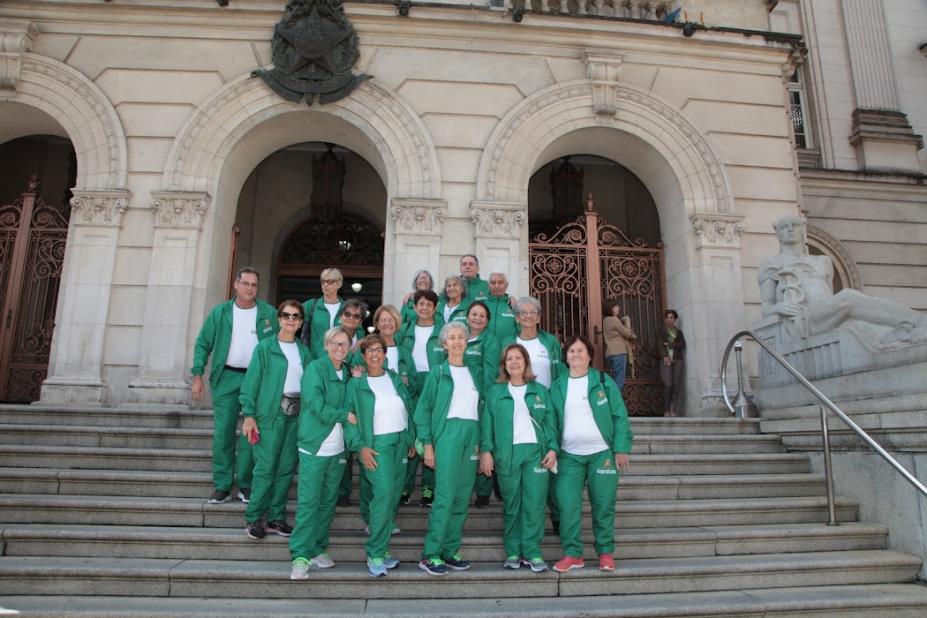 atletas posam para foto em escadaria da frente da prefeitura #paratodosverem