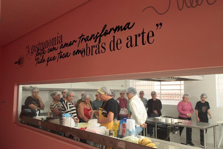 sala de aula de gastronomia com mulheres no interior. #paratodosverem