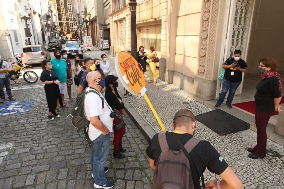 pessoas em volta de guia durante passeio #paratodosverem 