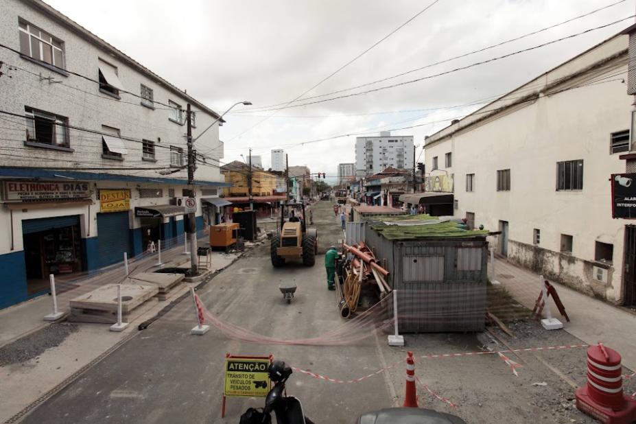 rua em obras com homens trabalhando e máquinas. #paratodosverem