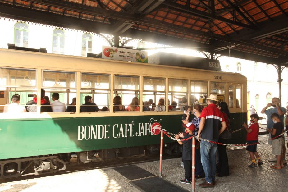 o bonde café japão parado em estação. #paratodosverem 