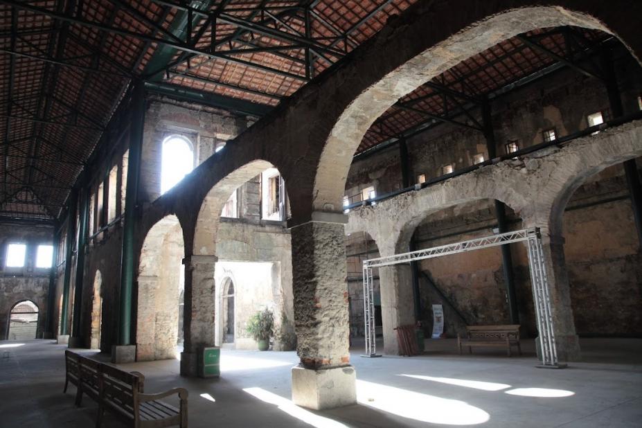 interior da casa da frontaria azulejada, um antigo prédio com tijolos aparentes e vãos livres. #paratodosverem