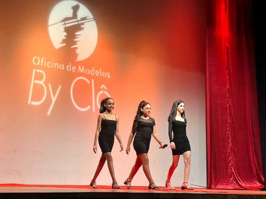 meninas desfilando #paratodosverem 