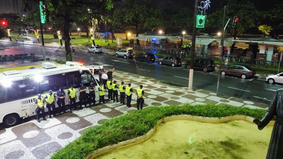 equipe da guarda, com ônibus de apoio, próximo aos quiosques do Embaré, diante para a praia. #paratodosverem