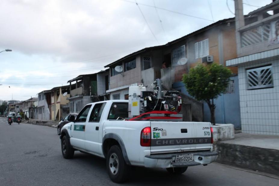 carro com equipamento para nebulização percorre rua. #paratodosverem