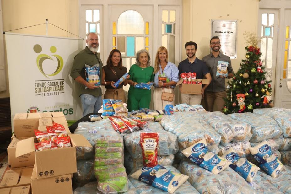 pessoas com as doações #paratodosverem