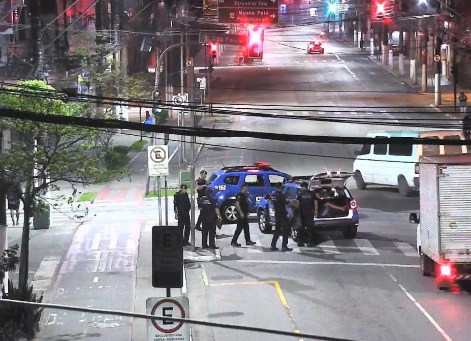 viatura da guarda municipal está parada em rua. há movimentação de guardas. #paratodosverem 