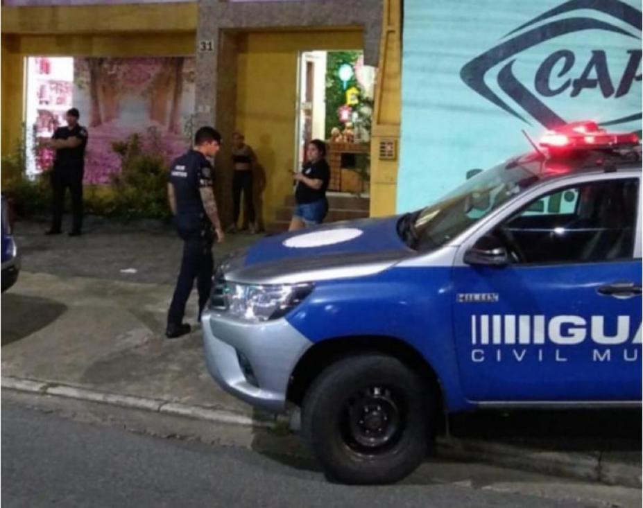 viatura da guarda municipal sobre calçada junto a porta de loja furtada. #paratodosverem