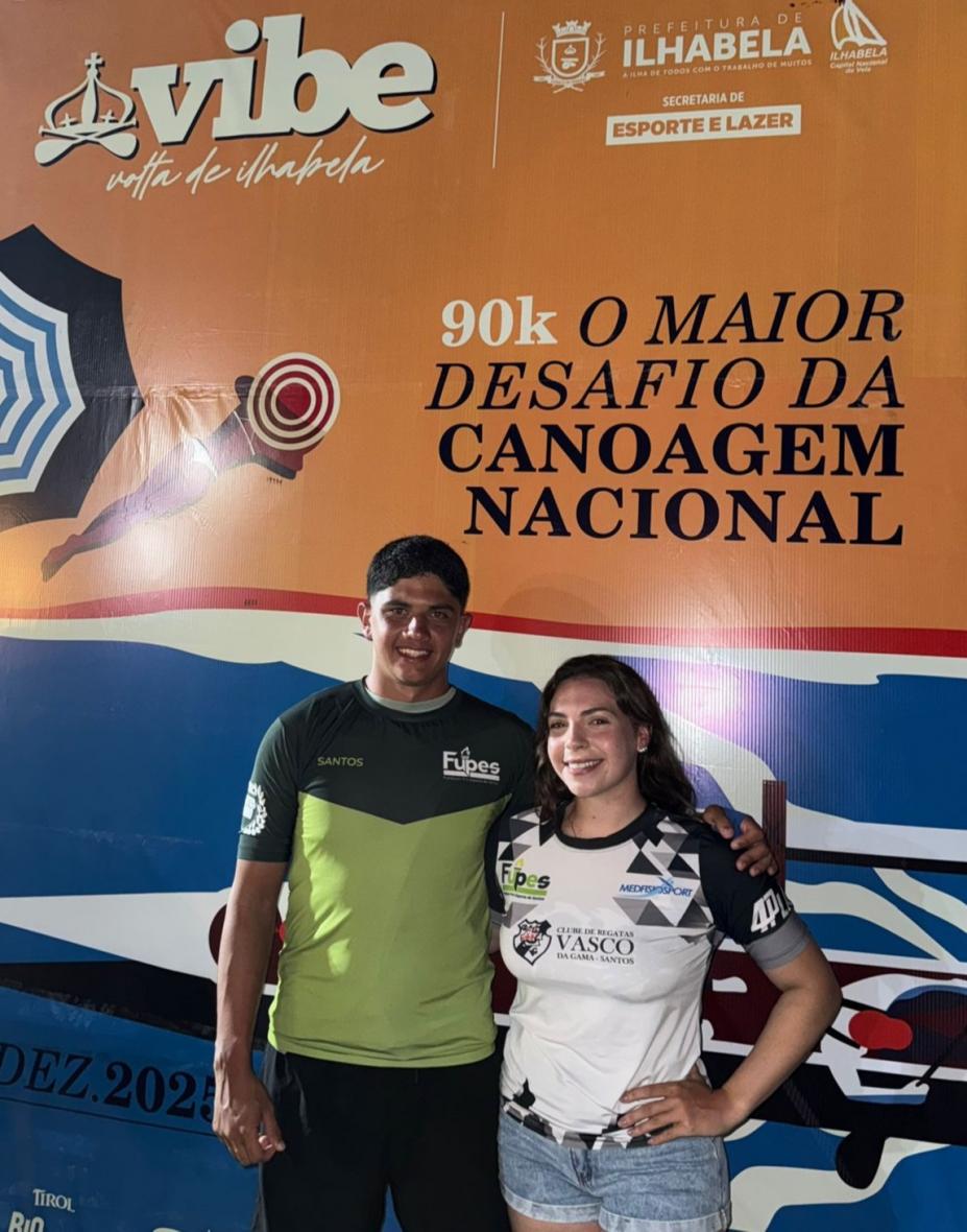 Canoistas posam para foto em Ilhabela. #Paratodosverem.