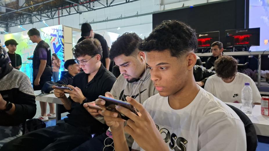meninos jogando videogame #paratodosverem