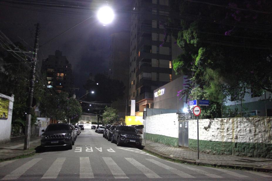 rua com nova iluminação #paratodosverem 