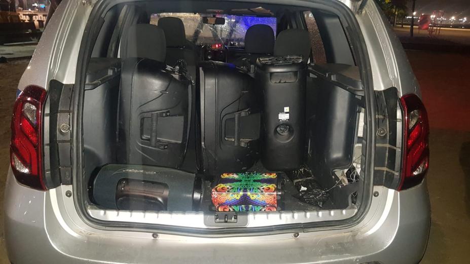equipamentos apreendidos dentro de bagageiro de carro.#paratodosverem