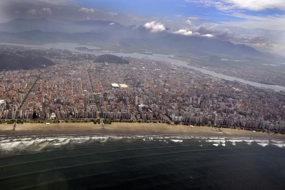 vista geral e ´aérea da cidade, a partir do mar para a dentro, com vista do oceano, a praia, as edificações e o outro lado, novamente, o mar. #partodosverem