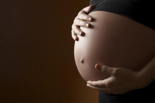 foco em barriga nua de grávida. #paratodosverem