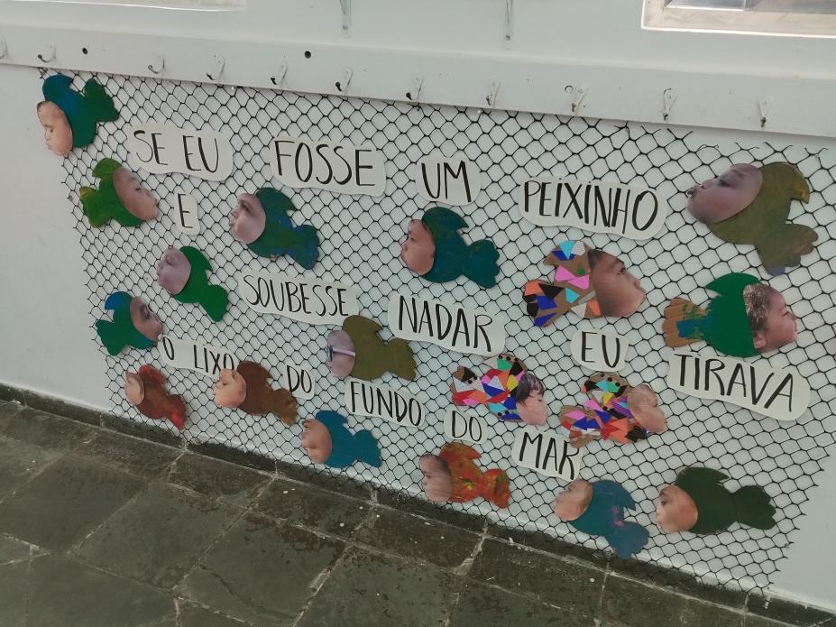 painel ilustrado com peixinho e a os seguintes dizeres: se eu fosse um peixinho e soubesse nadar eu tirava o lixo do fundo do mar. #paratodosverem 
