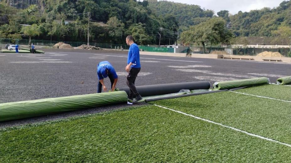 operários colocando a grama no campo #paratodosverem 