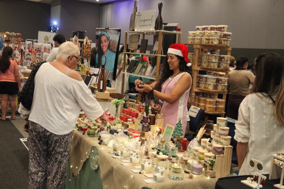 pessoas vendo produtos em feira #paratodosverem