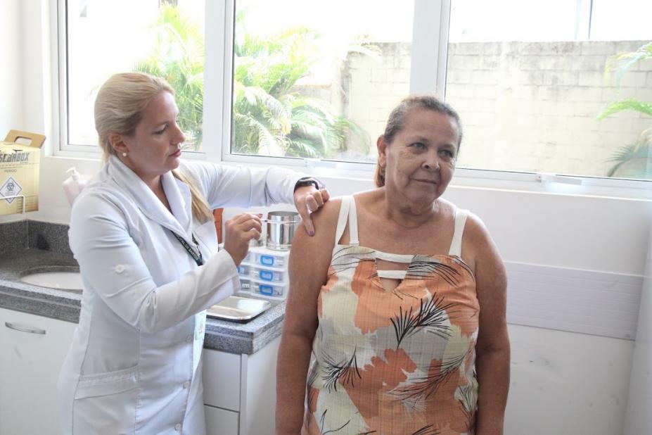 mulher é vacinada no braço #paratodosverem 