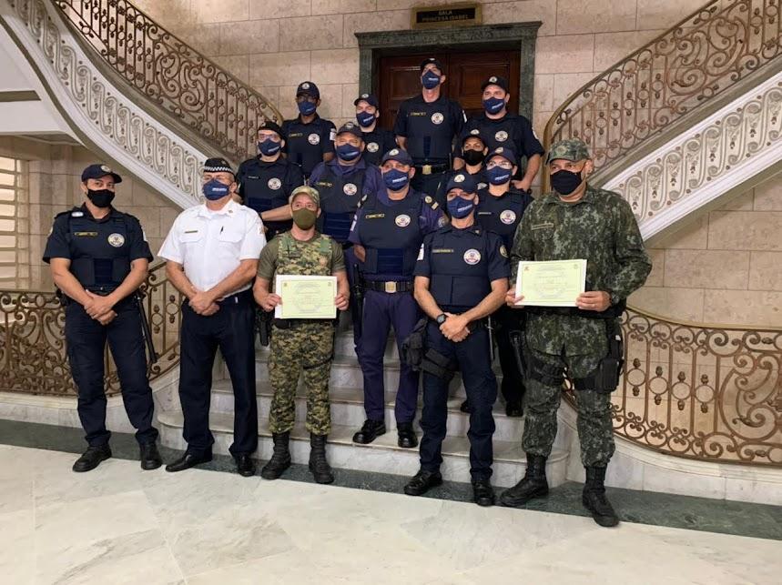 INTEGRANTES DA GUARDA MUNICIPAL POSAM PARA FOTO NA ESCARIA DO SAGUÃO DA PREFEITURA. #PARATODOSVEREM